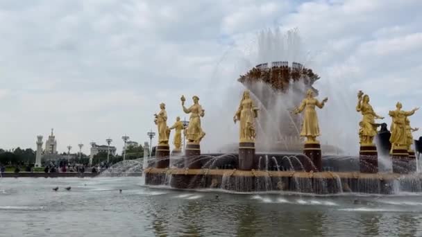 モスクワ ロシア2021年9月12日 Vdnh Oce上の人々の友情の泉 観光客は公園内でモスクワ中を歩く — ストック動画
