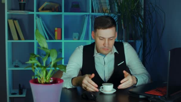 Genç Adam Kahve Içer Ofiste Bilgisayardan Önce Koltukta Oturur Çalışanlar — Stok video