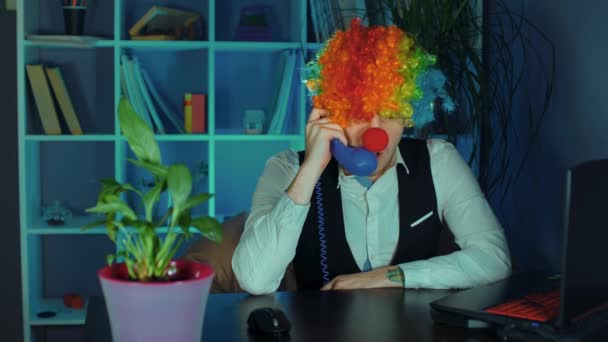 Grappige Werknemer Clown Kostuum Praten Telefooncomic Mannelijke Kantoormedewerker Clown Pruik — Stockvideo