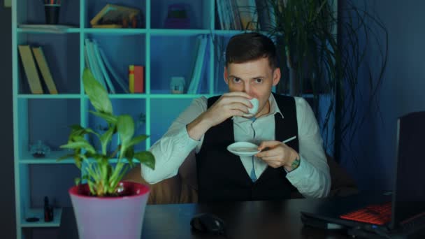 Jeune Homme Boit Café Assis Dans Fauteuil Devant Ordinateur Bureau — Video