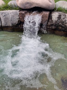 Park 'taki dekoratif gölet. Su küçük gölete akıyor..