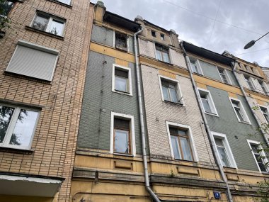 Çok katlı bir bina cephesi. Birçok dairesi olan bir apartman. Daire, eski mimari, konut binası.