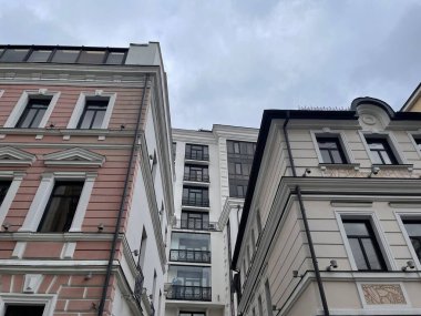 Çok katlı bir bina cephesi. Birçok dairesi olan bir apartman. Daire, eski mimari, konut binası.