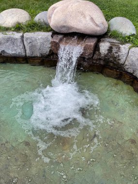 Park 'taki dekoratif gölet. Su küçük gölete akıyor..