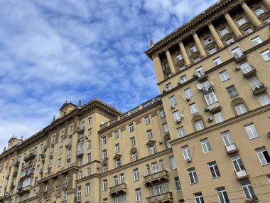 Çok katlı bir bina cephesi. Birçok dairesi olan bir apartman. Daire, eski mimari, konut binası.