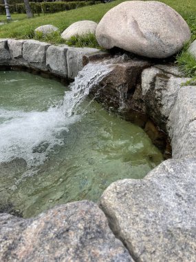 Park 'taki dekoratif gölet. Su küçük gölete akıyor..