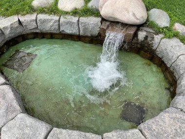 Park 'taki dekoratif gölet. Su küçük gölete akıyor..