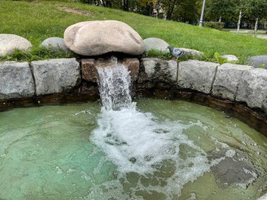 Park 'taki dekoratif gölet. Su küçük gölete akıyor..