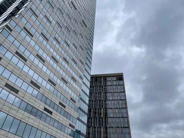 Fachada Arranha Céu Moderno Com Paredes Vidro Baixo Arranha Céus — Fotografia de Stock