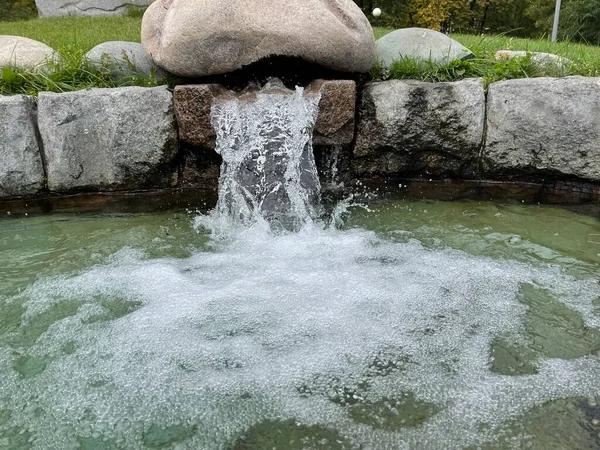 公园里的装饰池 流入小池塘的水 — 图库照片