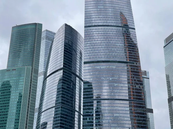 Fassade Eines Modernen Wolkenkratzers Mit Glaswänden Von Unten Zeitgenössischer Wolkenkratzer — Stockfoto