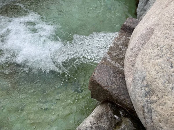 Étang Décoratif Dans Parc Eau Qui Coule Dans Petit Étang — Photo