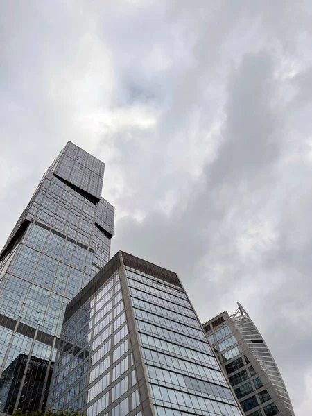 Fassade Eines Modernen Wolkenkratzers Mit Glaswänden Von Unten Zeitgenössischer Wolkenkratzer — Stockfoto
