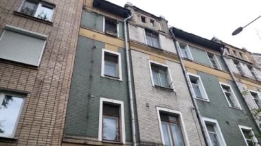Çok katlı bir bina cephesi. Birçok dairesi olan bir apartman. Daire, eski mimari, konut binası..