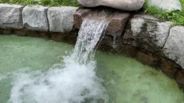 Park 'taki dekoratif gölet. Su küçük gölete akıyor..