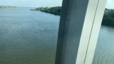 Doğa geri planda. Hareket halindeki trenden doğanın görüntüsü.