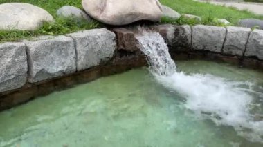 Park 'taki dekoratif gölet. Su küçük gölete akıyor..