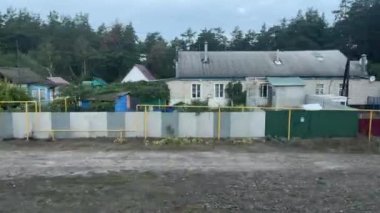 Doğa geri planda. Hareket halindeki trenden doğanın görüntüsü.