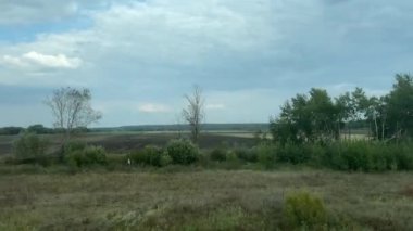 Doğa geri planda. Hareket halindeki trenden doğanın görüntüsü.