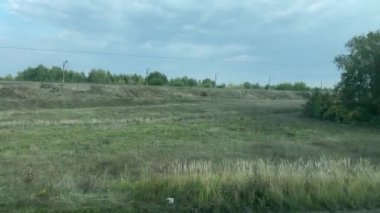 Doğa geri planda. Hareket halindeki trenden doğanın görüntüsü.