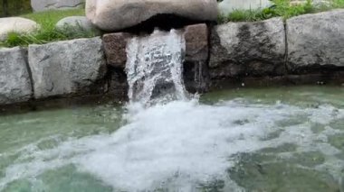 Park 'taki dekoratif gölet. Su küçük gölete akıyor..