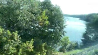 Doğa geri planda. Hareket halindeki trenden doğanın görüntüsü.