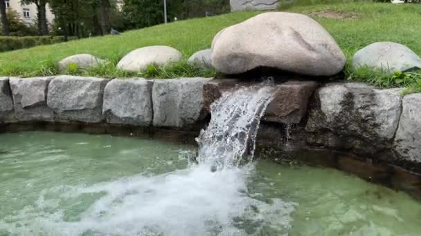 Dekoracyjny Staw Parku Woda Wpływająca Małego Stawu — Wideo stockowe