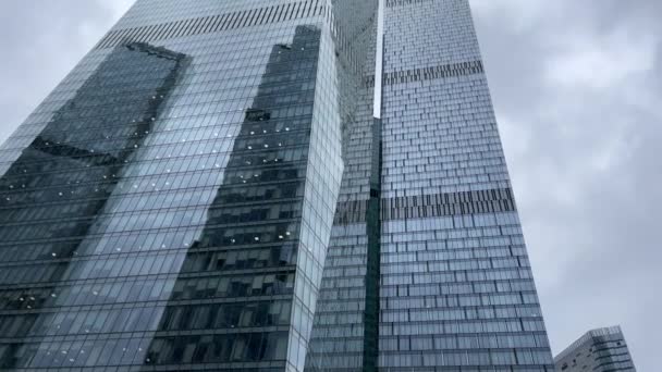 Camdan Duvarları Olan Modern Gökdelen Cephesi Şehir Merkezinde Bulutlu Gökyüzüne — Stok video