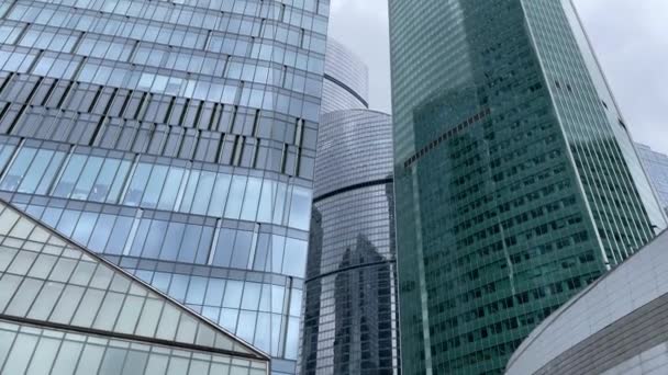 Modern Felhőkarcoló Homlokzata Üvegfallal Kortárs Magas Felhőkarcoló Aljáról Üvegfalakkal Felhős — Stock videók
