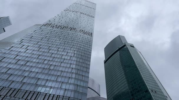 Fachada Rascacielos Modernos Con Paredes Vidriodesde Abajo Rascacielos Altos Contemporáneos — Vídeo de stock