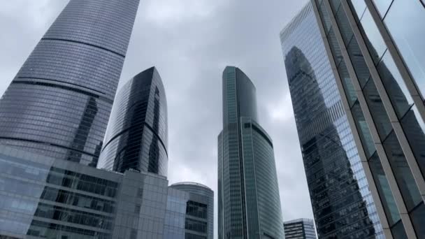 Fassade Eines Modernen Wolkenkratzers Mit Glaswänden Von Unten Eines Zeitgenössischen — Stockvideo