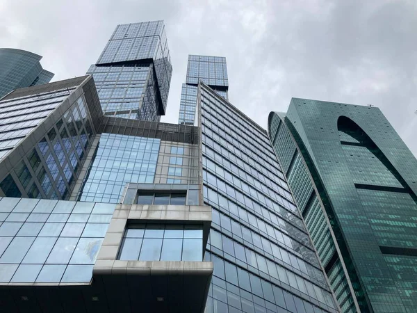 Fachada Rascacielos Moderno Con Paredes Cristal Desde Abajo Rascacielos Altos —  Fotos de Stock