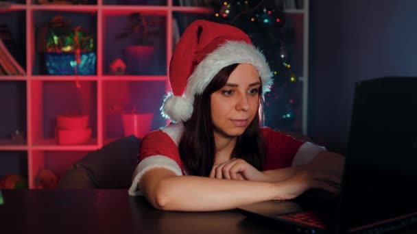 Mladá Žena Kostýmu Santa Clause Pracuje Počítače Kanceláři Zaměstnanec Sedí — Stock video