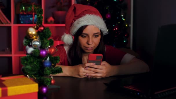 Mujer Joven Traje Santa Usando Teléfono Inteligente Oficina Sentado Sillón — Vídeos de Stock