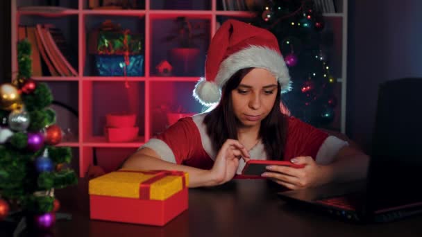 Mladá Žena Kostýmech Santa Clause Smartphone Kanceláři Sedí Křesle Novoroční — Stock video
