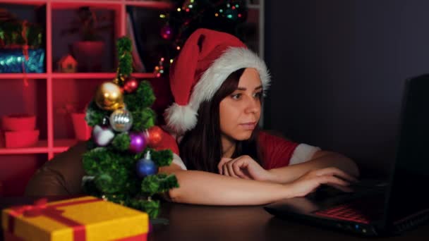 Mladá Žena Kostýmu Santa Clause Pracuje Počítače Kanceláři Zaměstnanec Sedí — Stock video