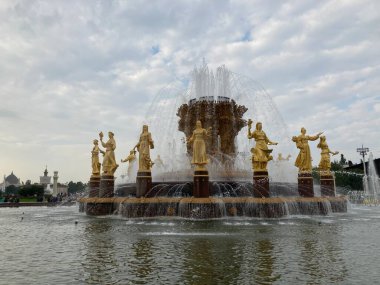Vdnh insanların dostluk pınarı. Parkta Moskova 'da turistler dolaşıyor.