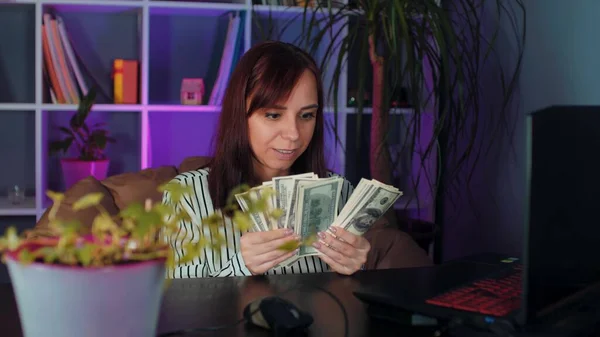Mujer Joven Cuenta Dinero Sentado Sillón Antes Computadora Oficina Mujer — Foto de Stock