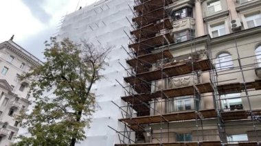 Konut binasının ön cephe onarımı. Şehir merkezindeki evin yeniden inşası.