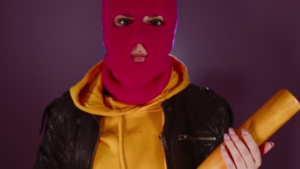 Jeune Femme Cagoule Rose Avec Batte Baseball Hooligan Masque Avec — Video