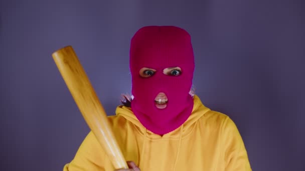 Jonge Vrouw Roze Bivakmuts Met Honkbalknuppel Hooligan Masker Met Knuppel — Stockvideo