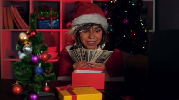 Mujer Joven Disfrazada Santa Con Billetes Dólar Oficina Empresaria Sostiene — Vídeos de Stock