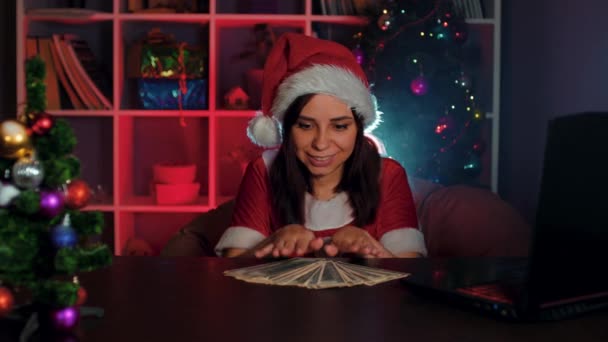Ofisinde Dolar Banknotları Olan Noel Baba Kostümlü Genç Bir Kadın — Stok video