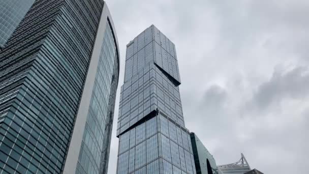 Fassade Eines Modernen Wolkenkratzers Mit Glaswänden Von Unten Zeitgenössischer Wolkenkratzer — Stockvideo