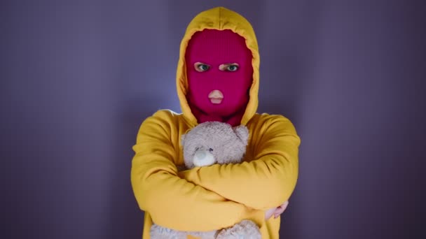 Młoda Kobieta Różowej Kominiarce Misiaczkiem Hooligan Masce Pluszową Zabawką Rękach — Wideo stockowe
