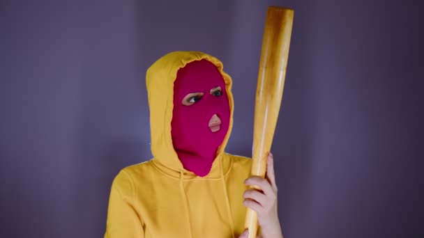 Jonge Vrouw Roze Bivakmuts Met Honkbalknuppel Hooligan Masker Overweegt Honkbalknuppel — Stockvideo