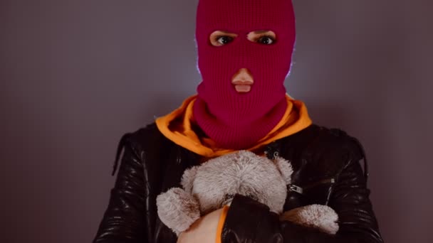 Ung Kvinna Rosa Balaklava Med Nalle Huligan Mask Med Plysch — Stockvideo