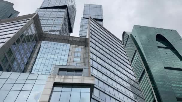 Fassade Eines Modernen Wolkenkratzers Mit Glaswänden Von Unten Zeitgenössischer Wolkenkratzer — Stockvideo