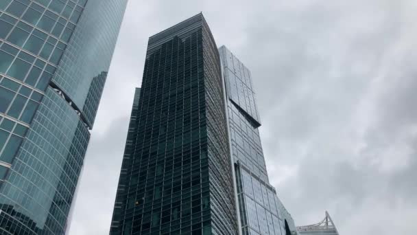 Fachada Rascacielos Moderno Con Paredes Cristal Desde Abajo Rascacielos Altos — Vídeos de Stock