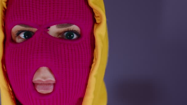 Portret Van Een Jonge Vrouw Roze Bivakmuts Sluiten Van Hooligan — Stockvideo